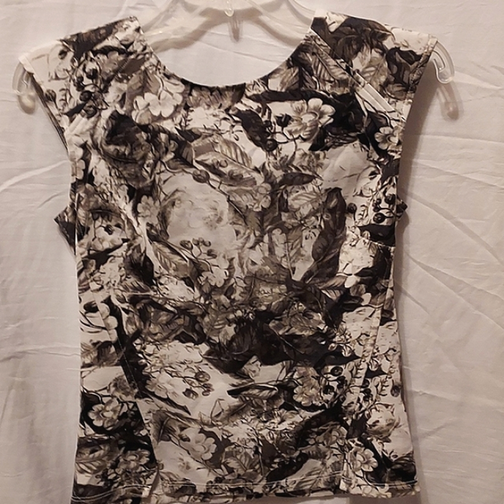 ✨️5 for $25✨️SALE✨ROBERT RODRIGUEZ Sleeveless Blouse w/zipper on the back.Size 2